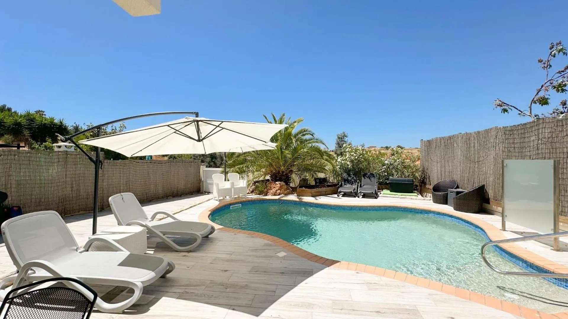 Modern Studio With Private Pool #1955 라고스 아파트